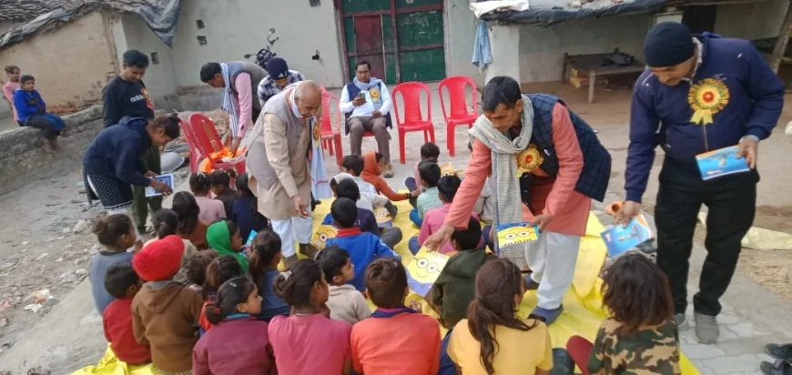 ग्राम अरछा बरेठी में पठन-पाठन सामग्री पाकर चहके बच्चे
