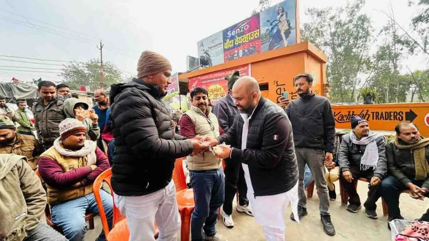 बांदा में गूंजेगी धीरेंद्र कृष्ण शास्त्री की अमृतवाणी, हनुमंत कथा के लिए घर-घर बांटे जा रहे अक्षत