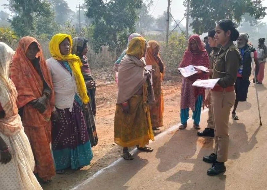 मिशन शक्ति : एंटी रोमियो टीमो ने किया जागरुक