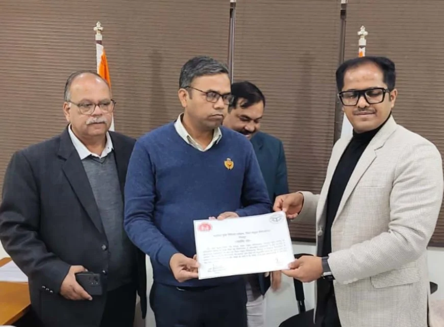 डीएम ने नेत्र रोग विशेषज्ञ को दिया प्रशस्ति पत्र