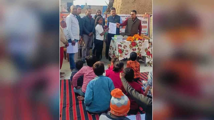 बच्चों को लेखन सामग्री का किया गया वितरण