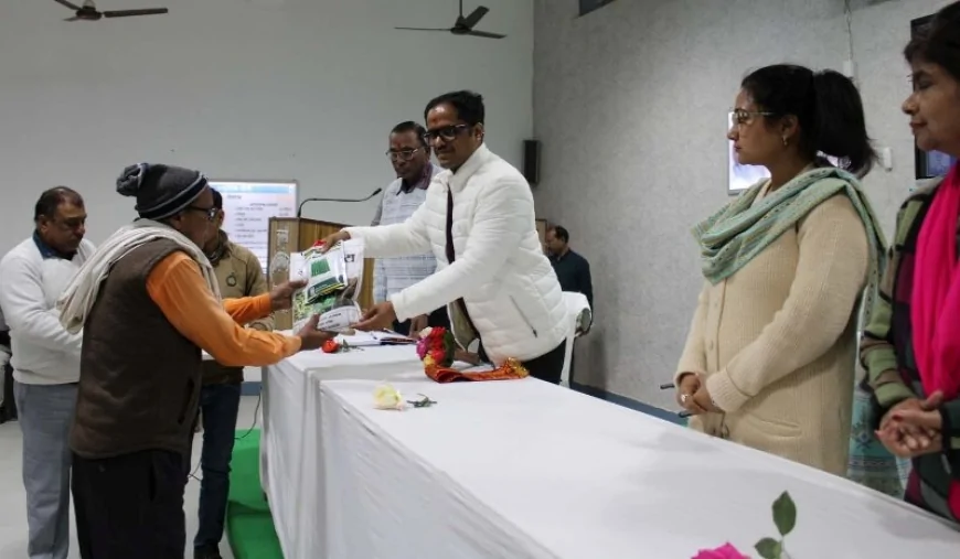 कृषि विज्ञान केन्द्र गनीवा का डीएम ने किया भ्रमण