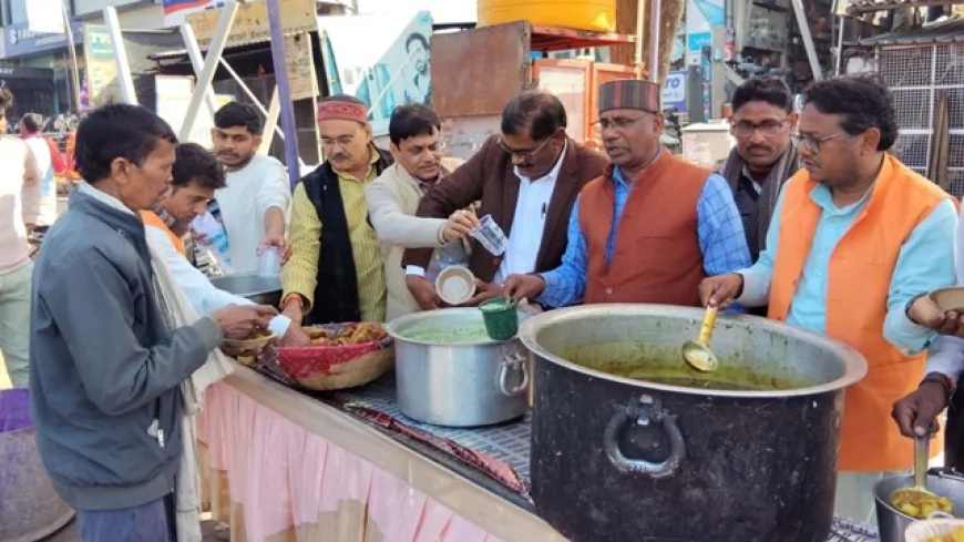 समाजसेवी रामबाबू गुप्ता ने शुरू कराया प्रसाद वितरण अभियान