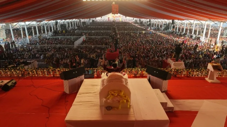 बांदा में बाबा बागेश्वर धाम की दिव्य कथा का द्वितीय दिन, श्रद्धा और भक्ति से गूंज उठा कथा स्थल