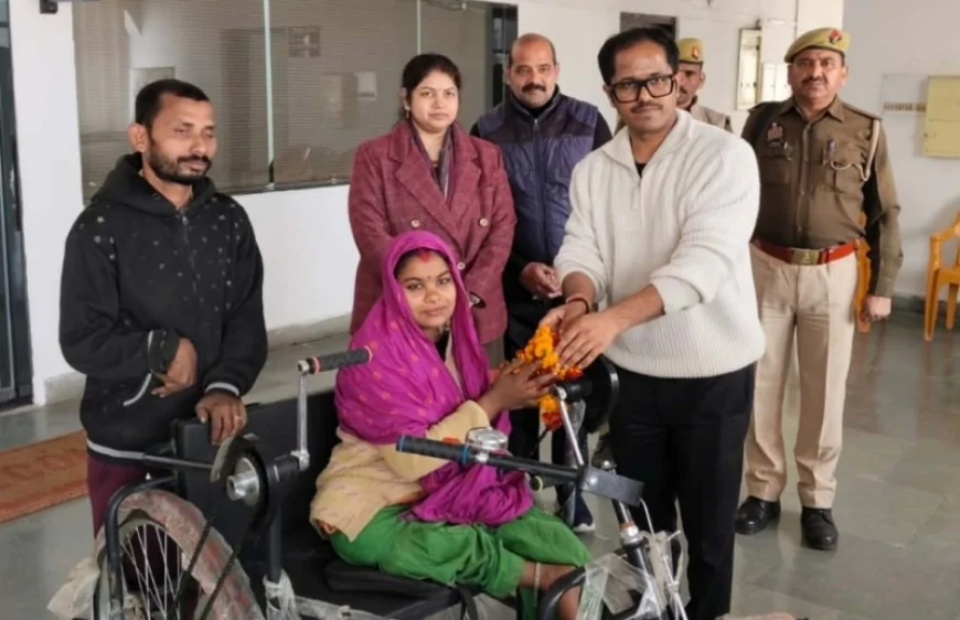 डीएम ने दिव्यांग महिला को दिलाया ट्राई साइकिल