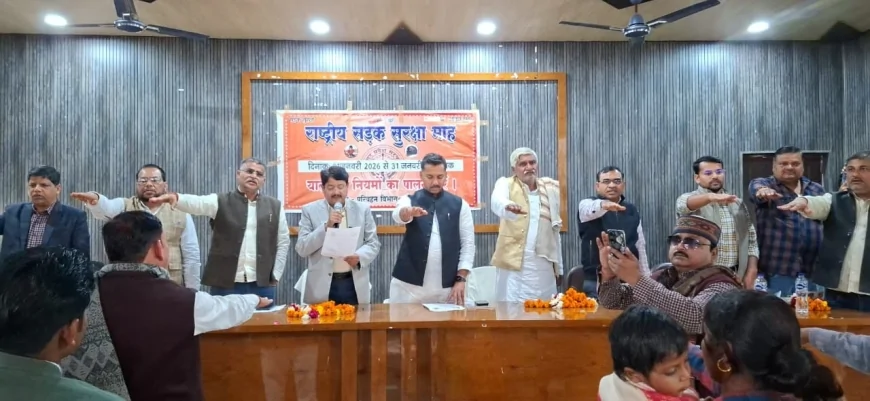 राष्ट्रीय सड़क सुरक्षा माह के तहत तिंदवारी में ग्राम प्रधानों को दिया गया प्रशिक्षण