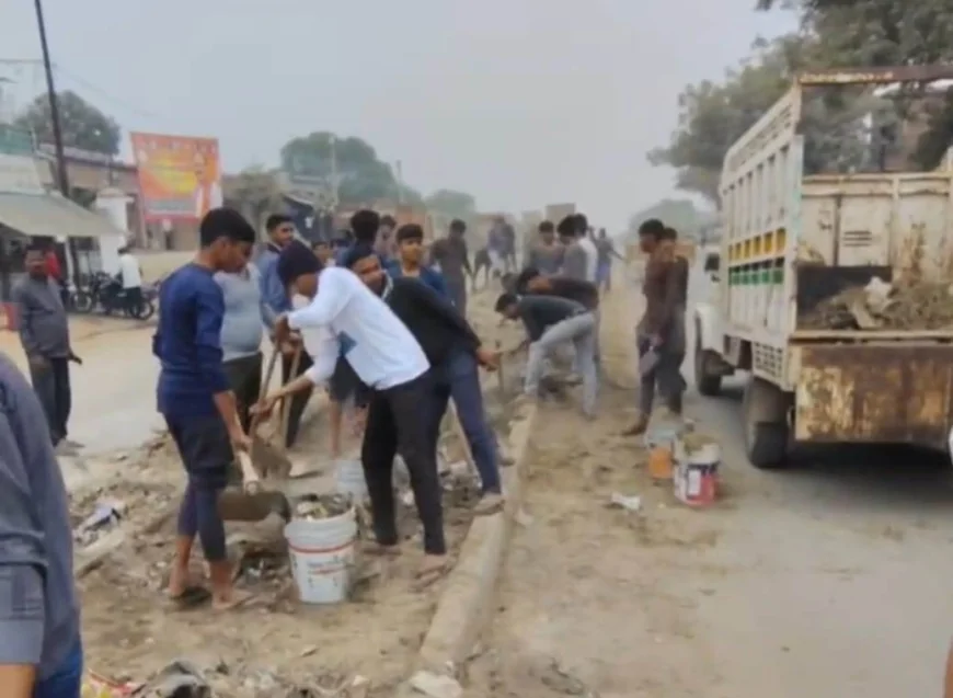 जिम्मेदार सुस्त, स्थानीय पुलिस व छात्रों ने हटाया सड़क का अतिक्रमण