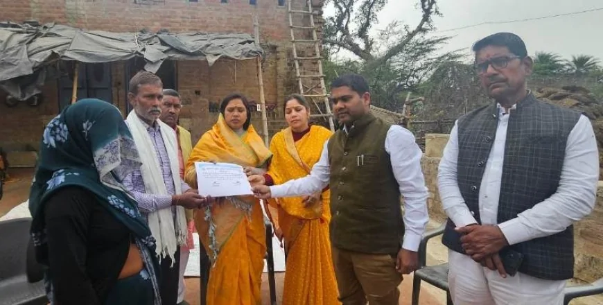 सड़क हादसे में चार युवकों की मौत पर विधायक ने पीड़ितों के स्वजनों को सौंपी पांच पांच लाख रुपए की चेक