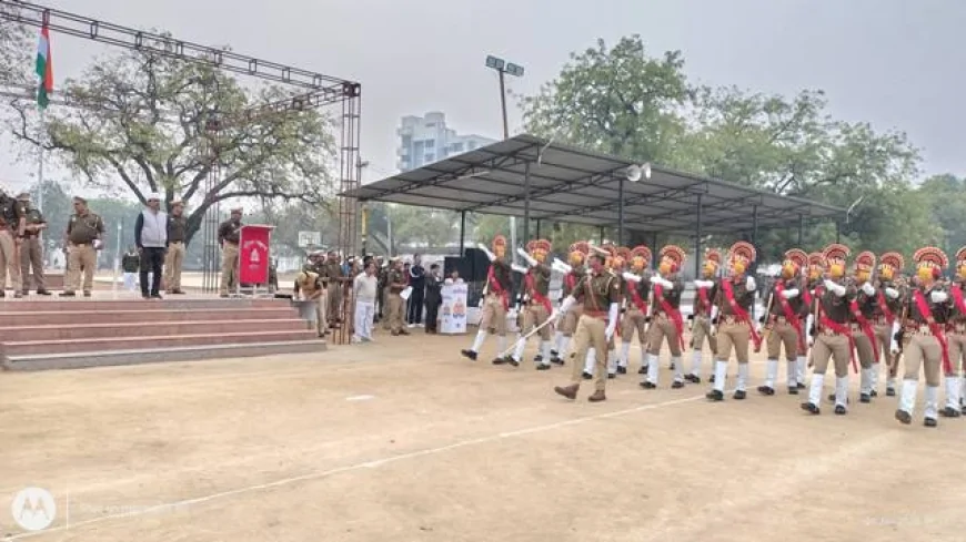 पुलिस लाइन बांदा में 77वें गणतंत्र दिवस परेड की फुल ड्रेस रिहर्सल सम्पन्न, एसपी ने किया निरीक्षण