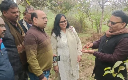 किसानों के बीच पहुंचकर क्वालिटी मैनेजर ने की चर्चा