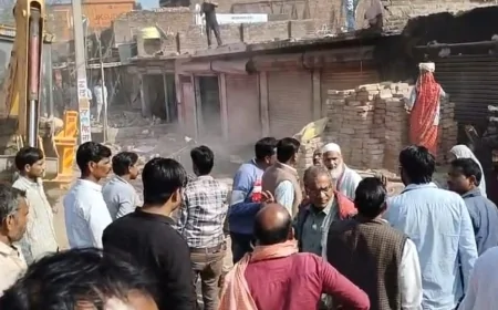 स्वर्णकार धर्मशाला में गरजा बुलडोजर, दुकानों में की तोड़फोड़