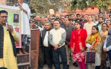 शिक्षकों ने पैदल मार्च कर किया विरोध प्रदर्शन