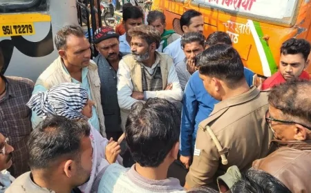 डिपो बस के स्टाफ द्वारा जबरन सवारियों को उतारने पर प्राइवेट बस संचालकों ने लगाया जाम
