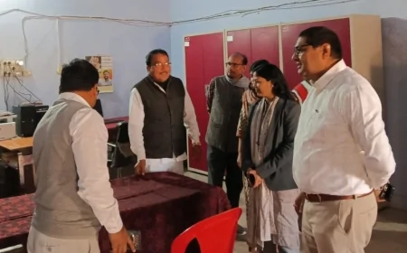 अपर आयुक्त ने मऊ तहसील, ब्लाक और नगर पंचायत का किया निरीक्षण