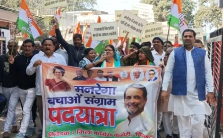 कांग्रेसियों ने निकाली मनरेगा बचाव संग्राम पदयात्रा, की सभा