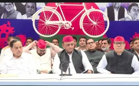 सपा में शामिल हुए पूर्व मंत्री नसीमुद्दीन सिद्दीकी, सियासी गलियारों में मची हलचल