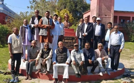 बीएनवी इंटर कालेज प्रबंध समिति के नवनिर्वाचित पदाधिकारियों ने स्वामी जी समाधि पर जाकर टेका माथा