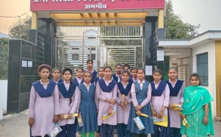 बोर्ड परीक्षा में समय से पहले कक्ष निरीक्षक ने छीनी कॉपियां, छात्रों ने किया विरोध प्रदर्शन