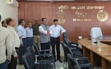 विकास भवन का जिलाधिकारी ने किया औचक निरीक्षण