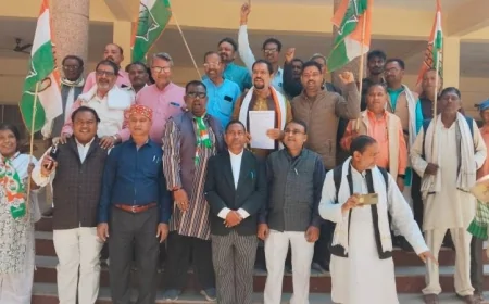 शंकराचार्य प्रकरण पर कांग्रेस का प्रदर्शन, प्रधानमंत्री के नाम डीएम के माध्यम से सौंपा ज्ञापन