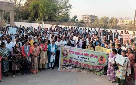 शिक्षकों ने टेट की बाध्यता के विरोध में किया प्रदर्शन, जुलूस निकाल सौपा ज्ञापन