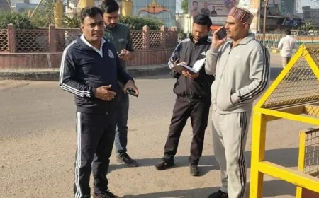 वर्दी पहने नहीं मिले सफाई कर्मियों के एक दिन का रोका वेतन