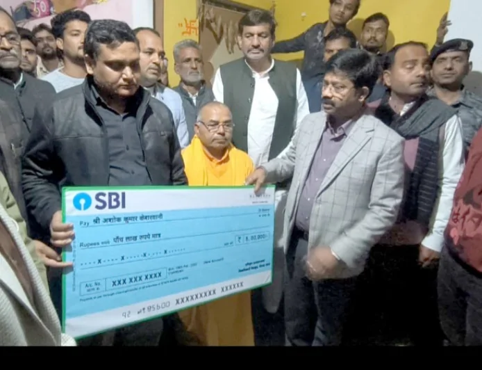 पीड़ित परिजनो से मिले मंत्री नंदी, दिया पांच लाख का चेक