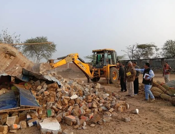 बरगढ़ में गांव समाज की जमीन से हटा अवैध कब्जा