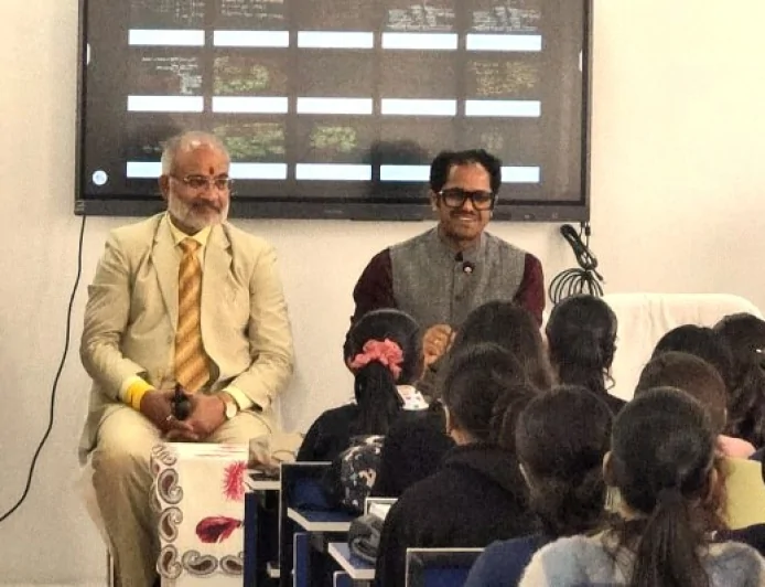 अभ्युदय कोचिंग में प्रतिदिन संचालित हो नीट की कक्षाएं : डीएम