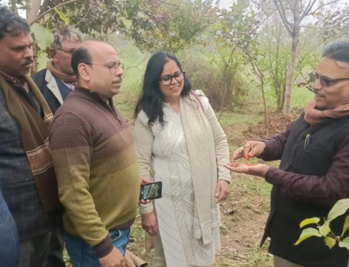 किसानों के बीच पहुंचकर क्वालिटी मैनेजर ने की चर्चा