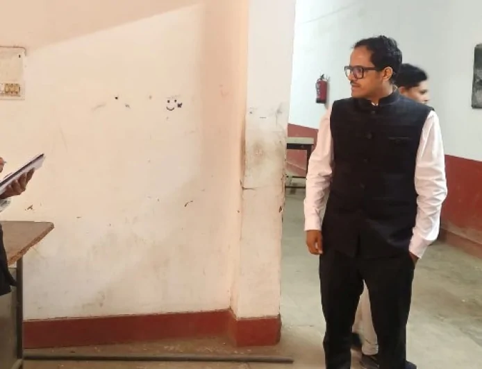 राजकीय बालिका इंटर कालेज का निरीक्षण कर डीएम ने देखी व्यवस्थाएं