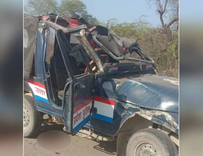 स्टंटबाज बाइक सवारों को बचाने के चक्कर में पलटी पुलिस की जीप, होमगार्ड की हुई मौत