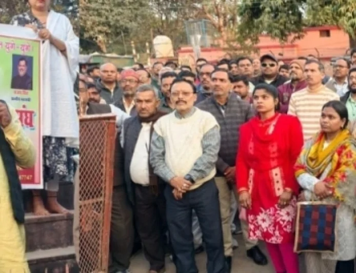 शिक्षकों ने पैदल मार्च कर किया विरोध प्रदर्शन