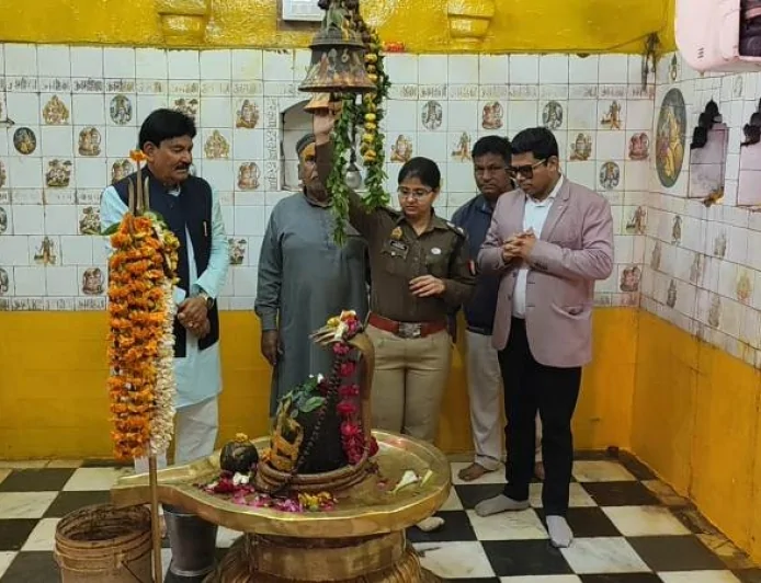 महाशिवरात्रि पर्व को लेकर डीएम एसपी ने किया चौपरा मंदिर का निरीक्षण