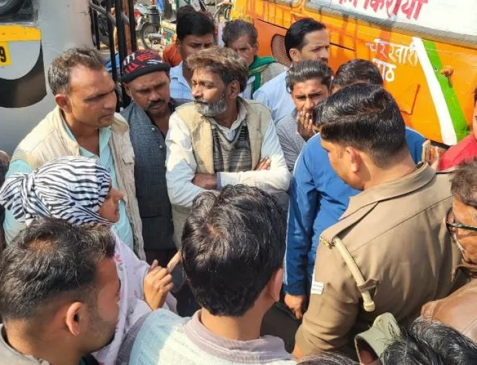 डिपो बस के स्टाफ द्वारा जबरन सवारियों को उतारने पर प्राइवेट बस संचालकों ने लगाया जाम