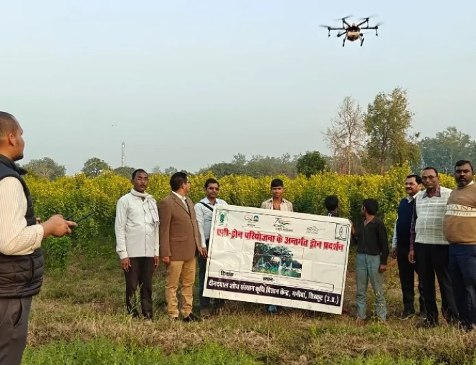 एग्री ड्रोन से अरहर फसल पर कीटनाशक का हुआ छिड़काव