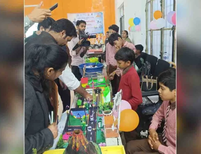 बाल उत्सव में हुई कहानी-पोस्टर प्रतियोगिता