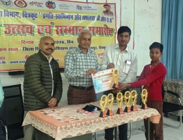 क्विज व विज्ञान मॉडल प्रतियोगिता के विजेताओं को दिए गए स्मार्ट टैबलेट