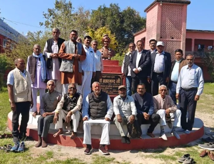 बीएनवी इंटर कालेज प्रबंध समिति के नवनिर्वाचित पदाधिकारियों ने स्वामी जी समाधि पर जाकर टेका माथा