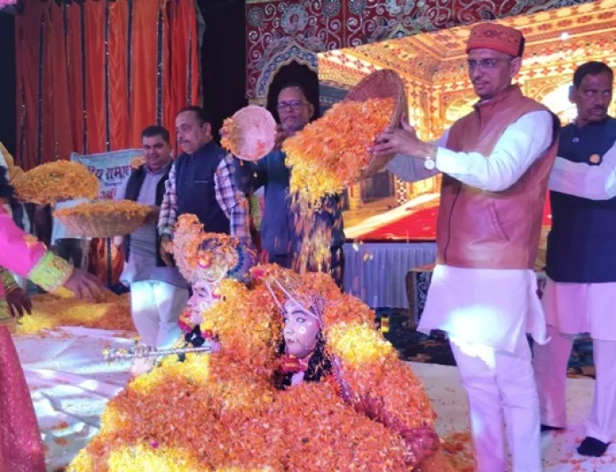 पंच दिवसीय रामायण मेला के समापन दिवस पर खेली गई फूलों की होली