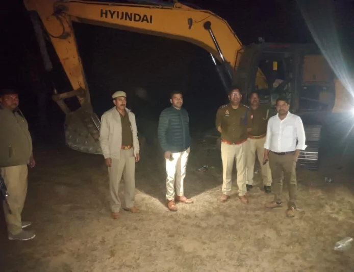 निजी भूमि से हो रहे अवैध मौरंग और मिटटी के खनन पर प्रशासन ने मारा छापा, एक पोकलैंड मशीन और दो ट्रक किए सीज