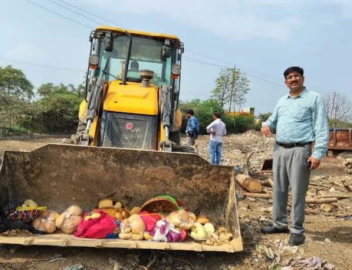 खाद्य विभाग ने एक कुंतल से अधिक खोया को जमीन में कराया नष्ट