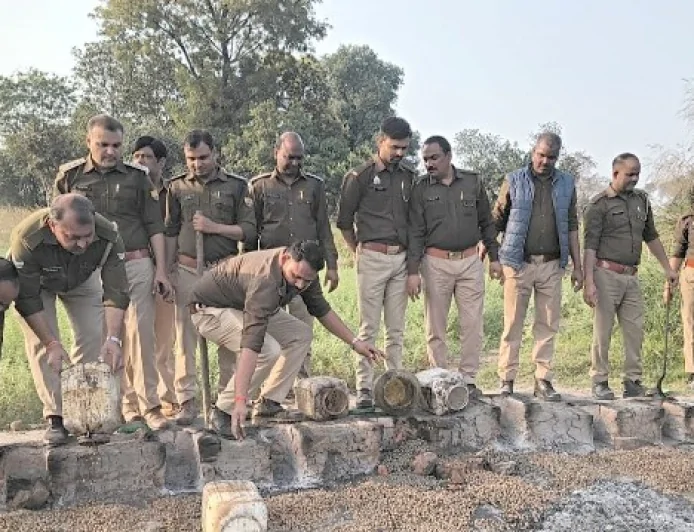 नष्ट किया पांच कुंतल लहन, 70 लीटर कच्ची शराब बरामद