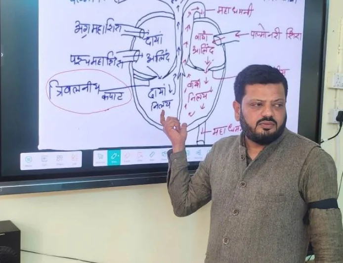 टीईटी अनिवार्यता के विरोध में शिक्षकों ने बांधी काली पट्टी