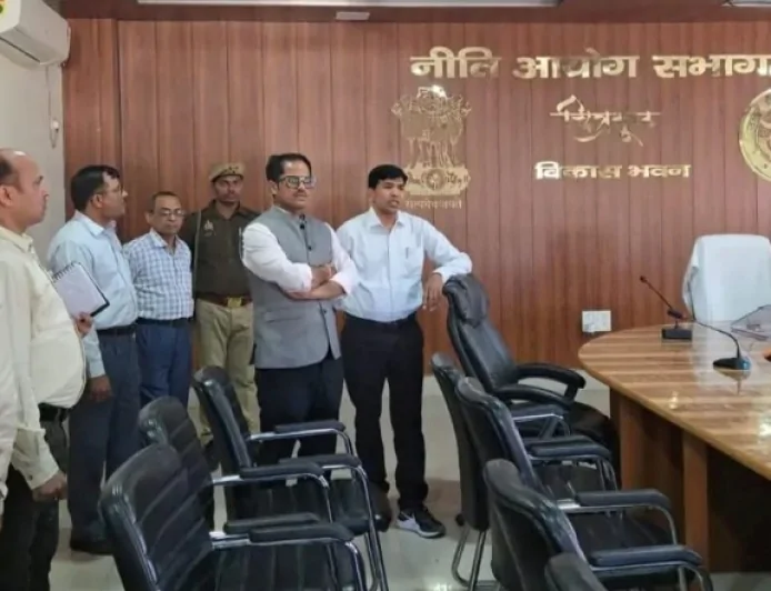विकास भवन का जिलाधिकारी ने किया औचक निरीक्षण