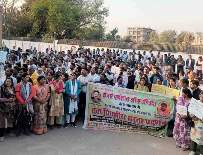 शिक्षकों ने टेट की बाध्यता के विरोध में किया प्रदर्शन, जुलूस निकाल सौपा ज्ञापन