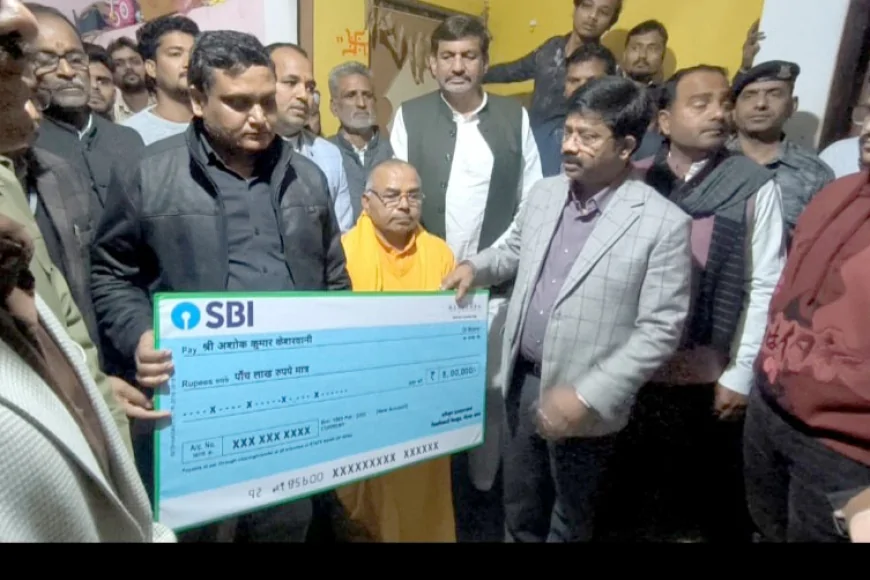 पीड़ित परिजनो से मिले मंत्री नंदी, दिया पांच लाख का चेक