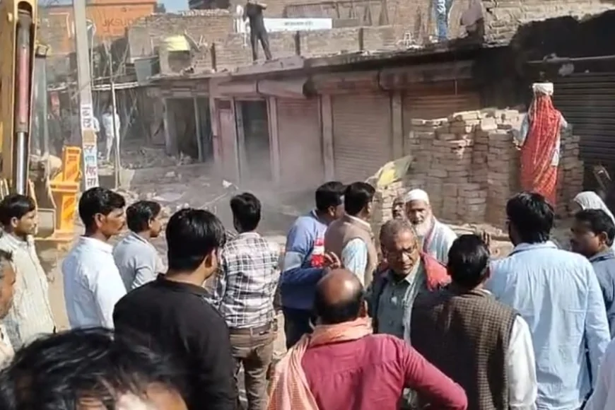 स्वर्णकार धर्मशाला में गरजा बुलडोजर, दुकानों में की तोड़फोड़