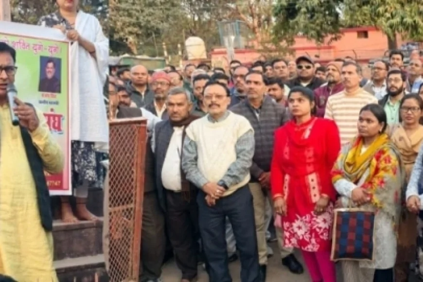 शिक्षकों ने पैदल मार्च कर किया विरोध प्रदर्शन