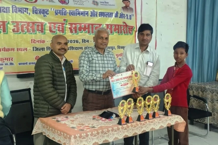 क्विज व विज्ञान मॉडल प्रतियोगिता के विजेताओं को दिए गए स्मार्ट टैबलेट